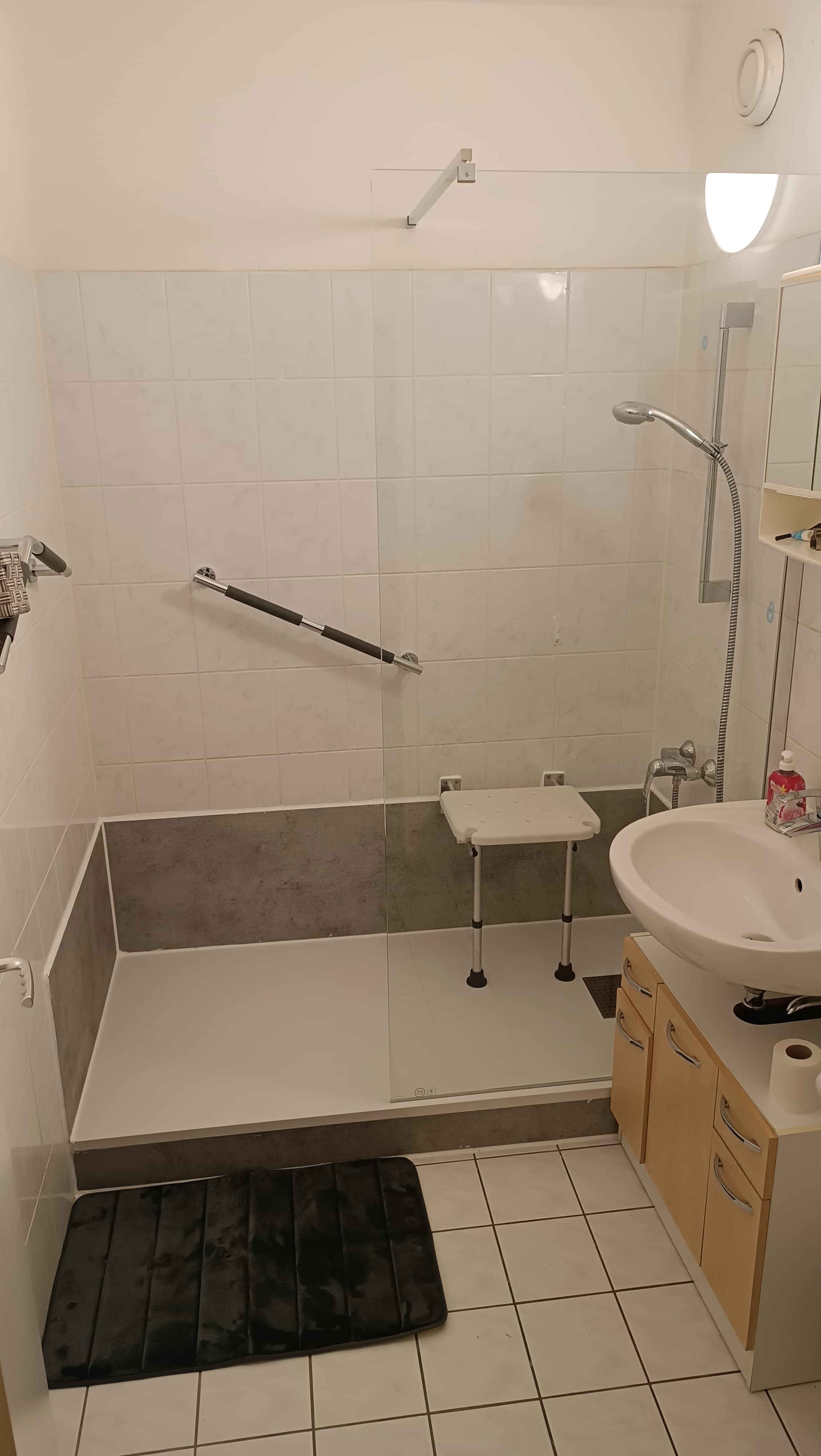 Barrierefreies Bad mit leicht begehbarer Dusche und Haltegriff