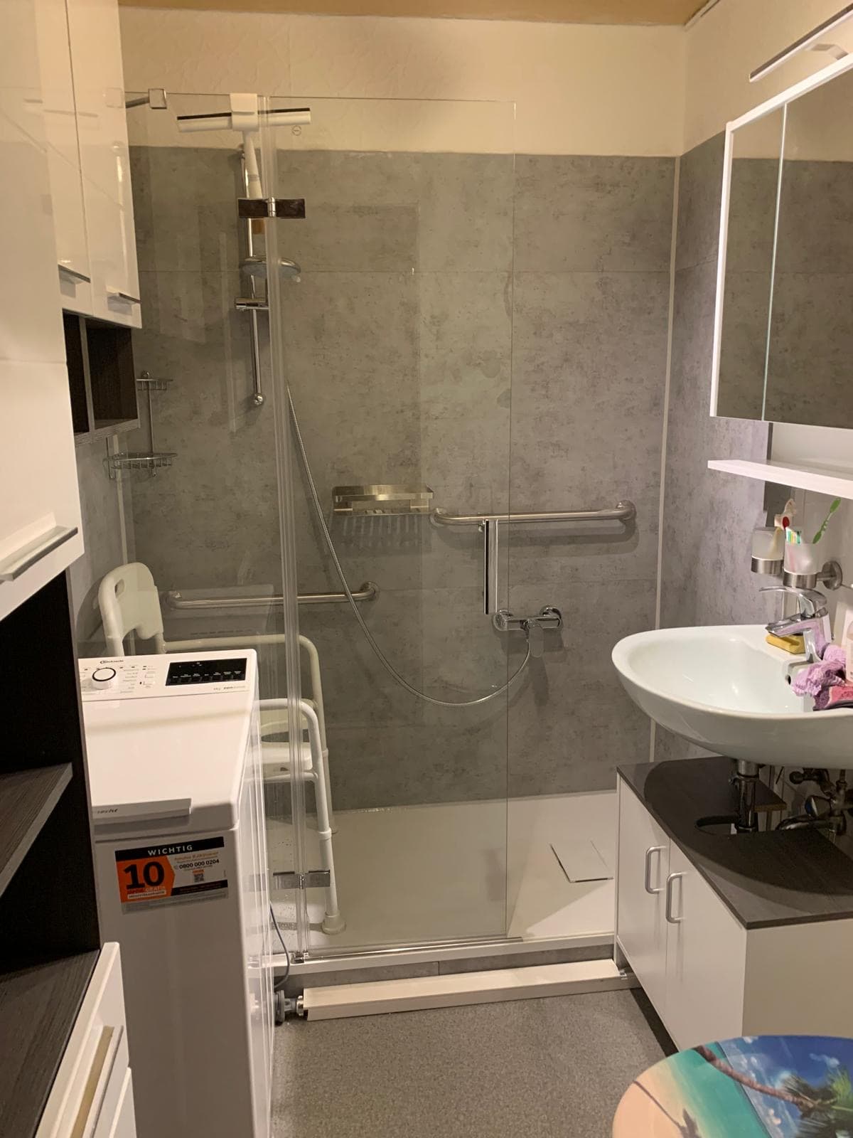 Teilsaniertes Bad mit begehbarer Dusche