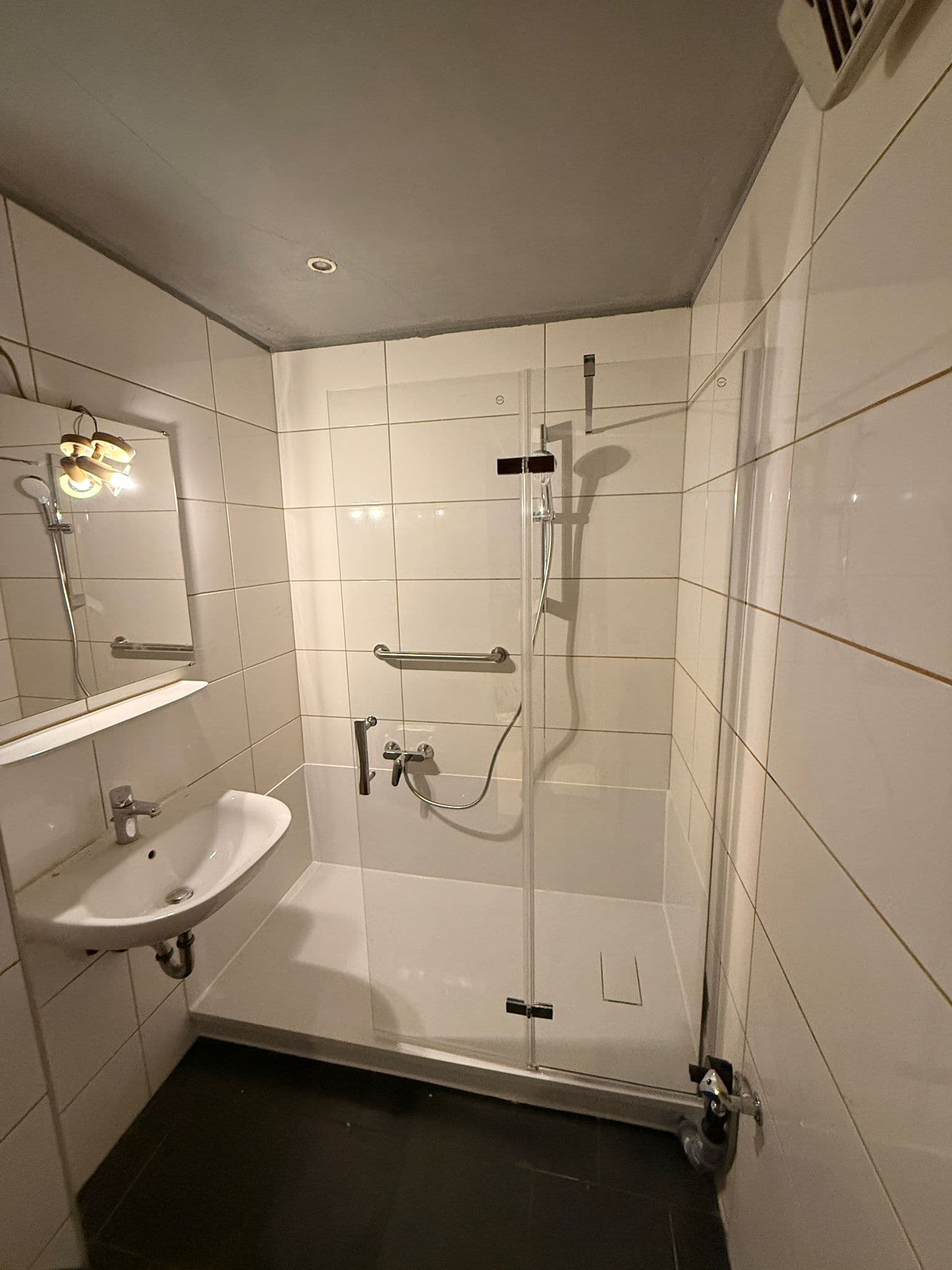 Neue barrierefreie Dusche mit Sitz und Haltegriff